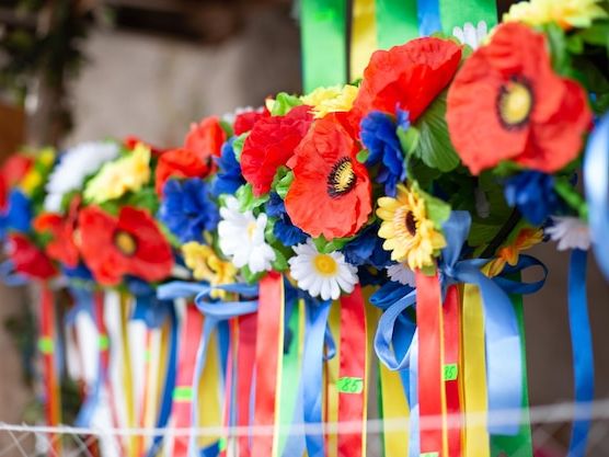 Obrzędy kwiatowe w bułgarskiej kulturze ludowej: symbolika, tradycje i znaczenie