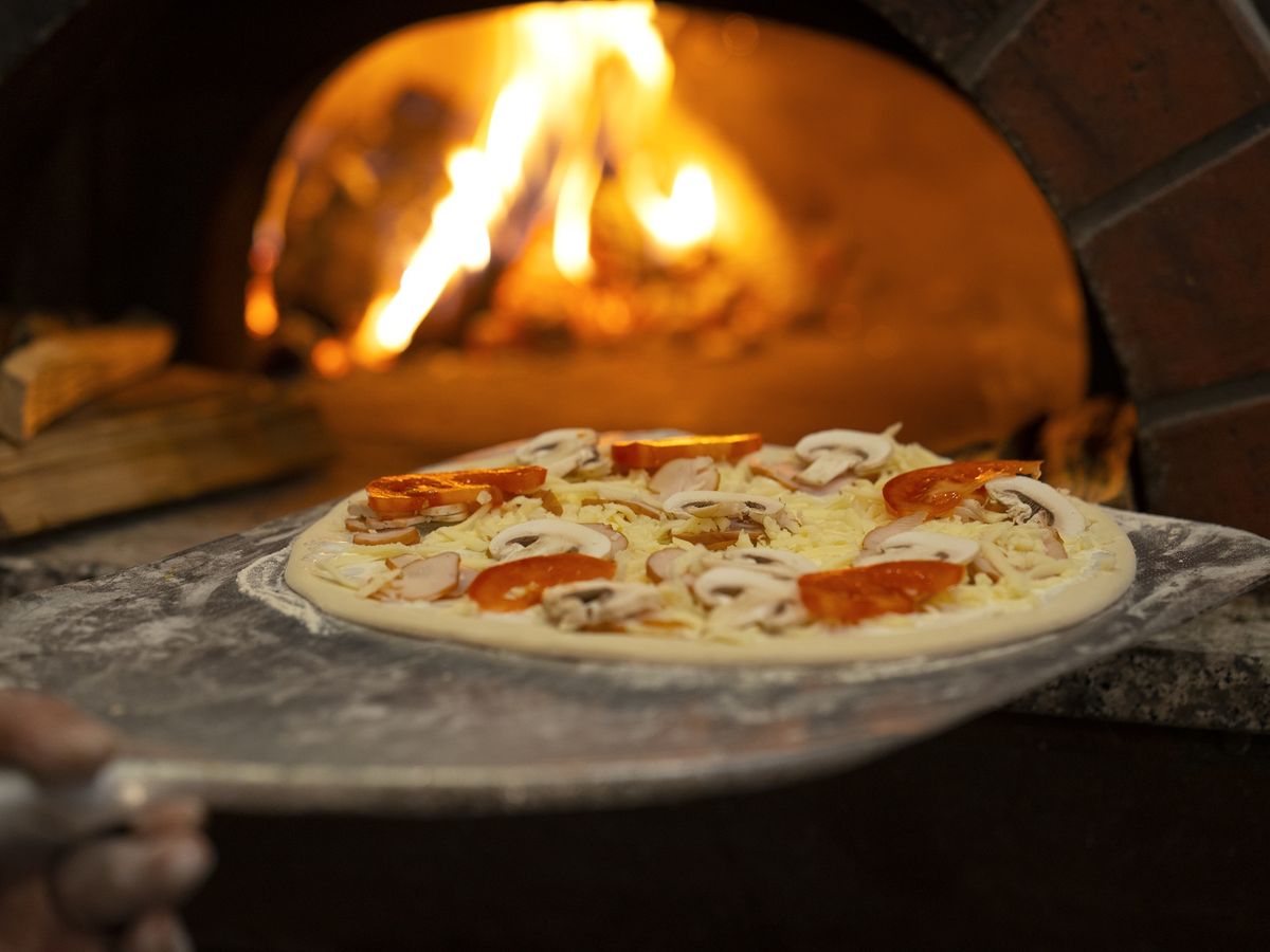 Ile czasu piec pizzę drożdżową aby uzyskać idealny wypiek?